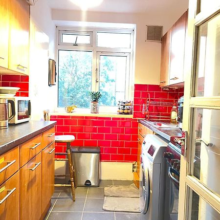 Room With King Size Bed And Shared Kitchen Raynes Park Bagian luar foto