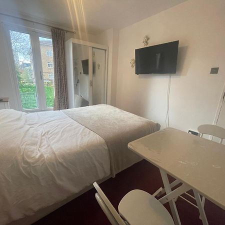 Room With King Size Bed And Shared Kitchen Raynes Park Bagian luar foto