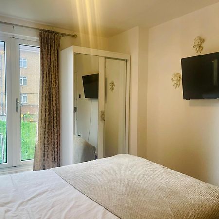 Room With King Size Bed And Shared Kitchen Raynes Park Bagian luar foto