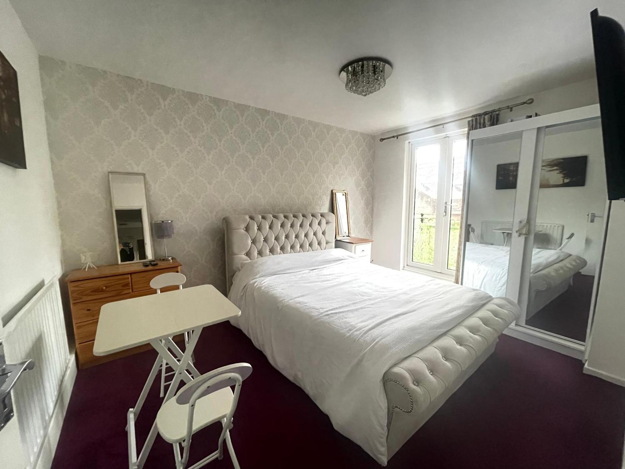 Room With King Size Bed And Shared Kitchen Raynes Park Bagian luar foto