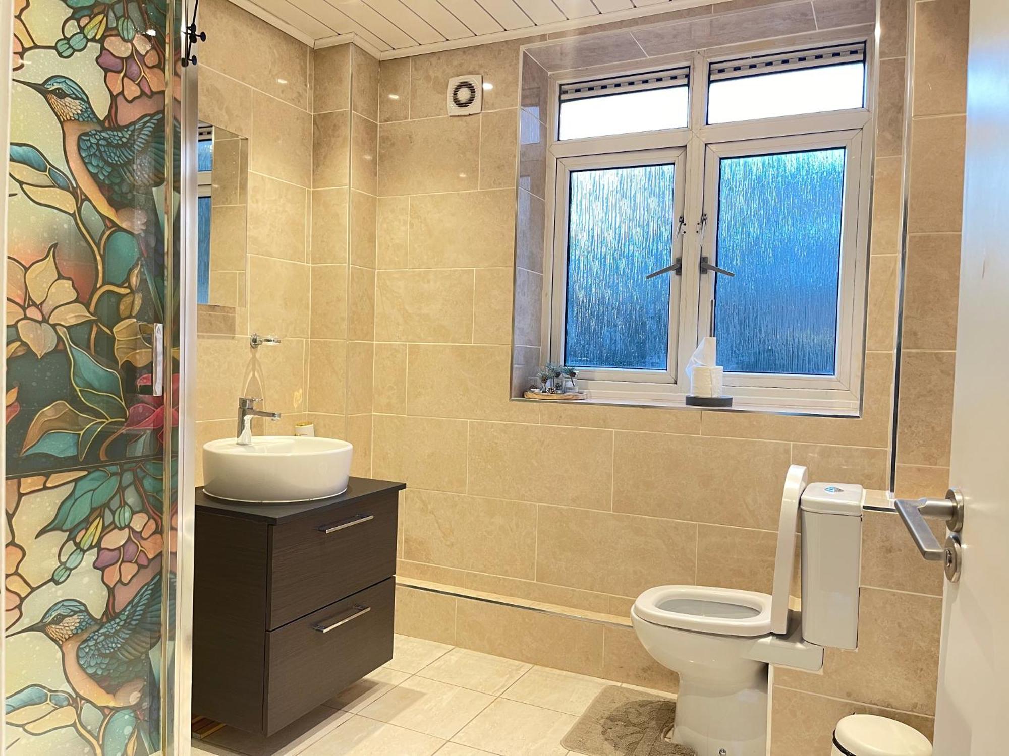 Room With King Size Bed And Shared Kitchen Raynes Park Bagian luar foto