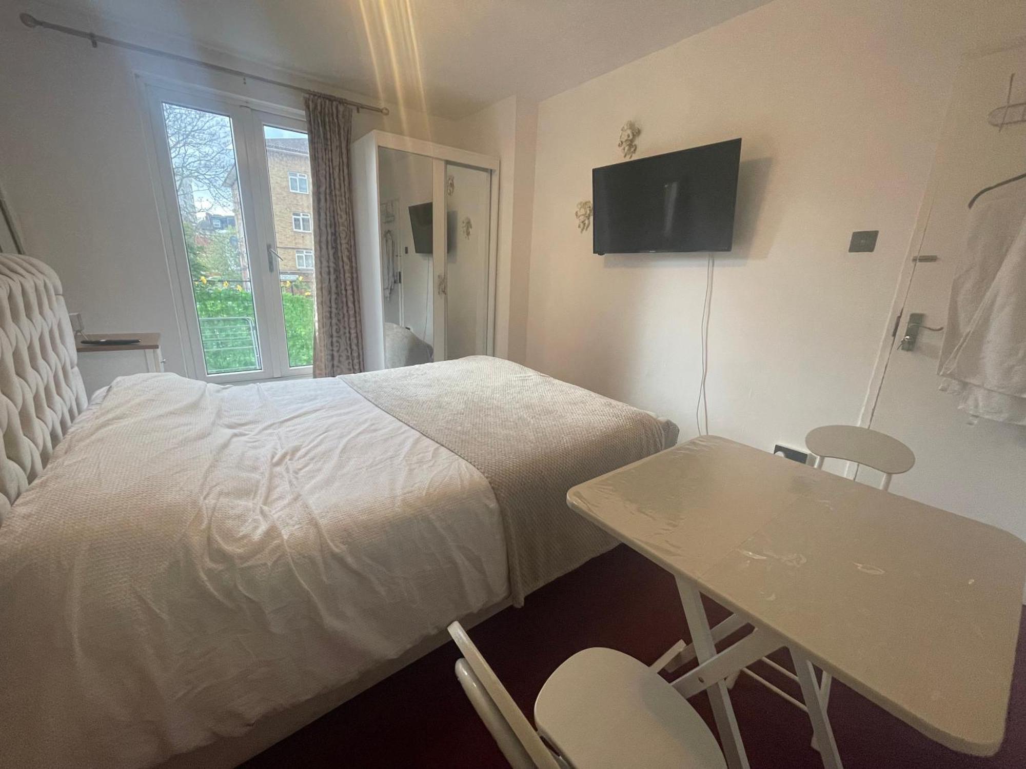 Room With King Size Bed And Shared Kitchen Raynes Park Bagian luar foto