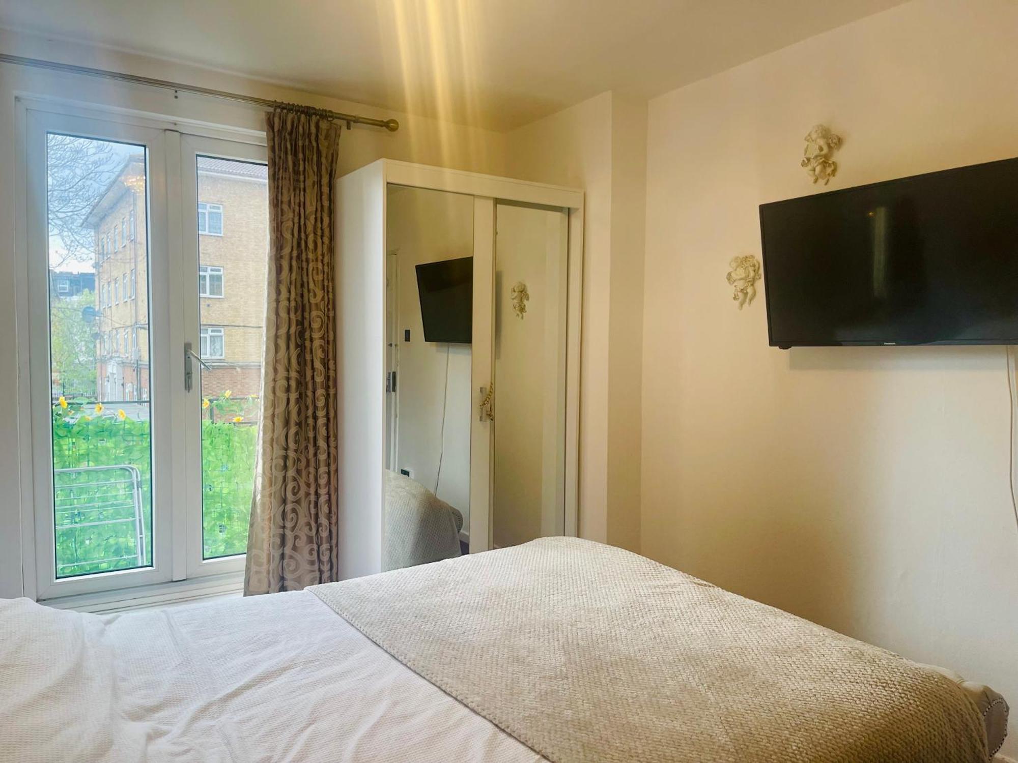 Room With King Size Bed And Shared Kitchen Raynes Park Bagian luar foto